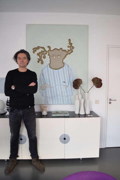 Henk Drosterij in front of a piece by Michael Raedecker. Courtesy of Henk Drosterij.