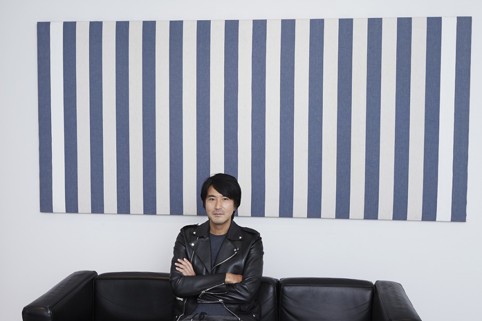 Daniel Buren, "Peinture acrylique blanche sur tissu rayé blanc et bleu, Juillet 1970", 1970. Photo: Satoshi Miyazawa. Courtesy of Kazunari Shirai.