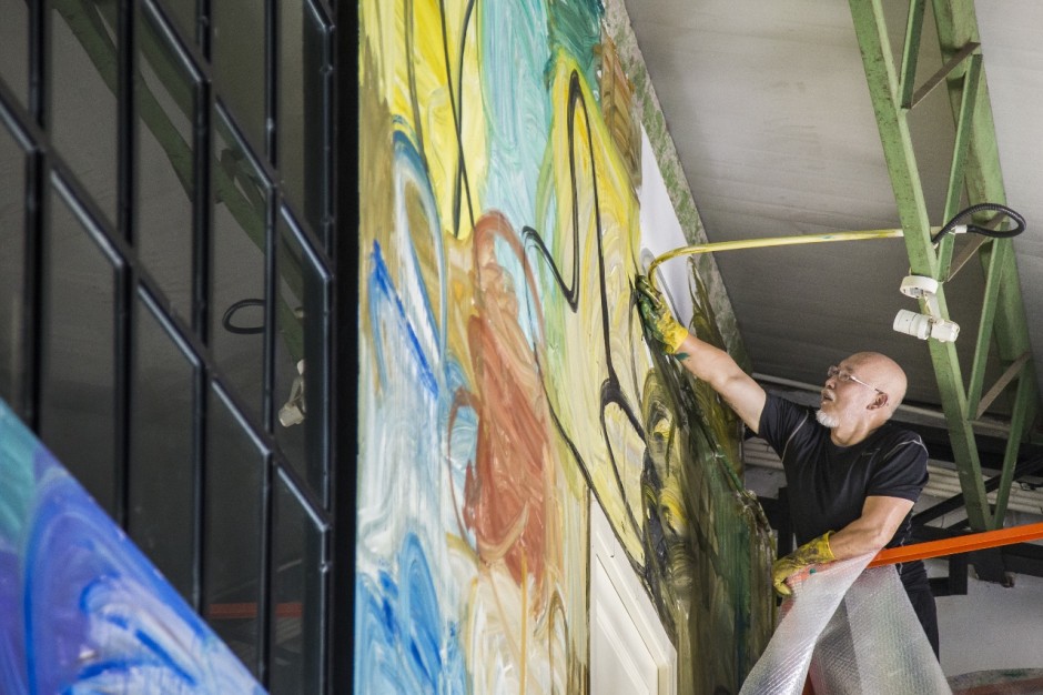 Zhang Enli is creating an on-site artwork at Qiao Space. Copyright by Qiao Space.