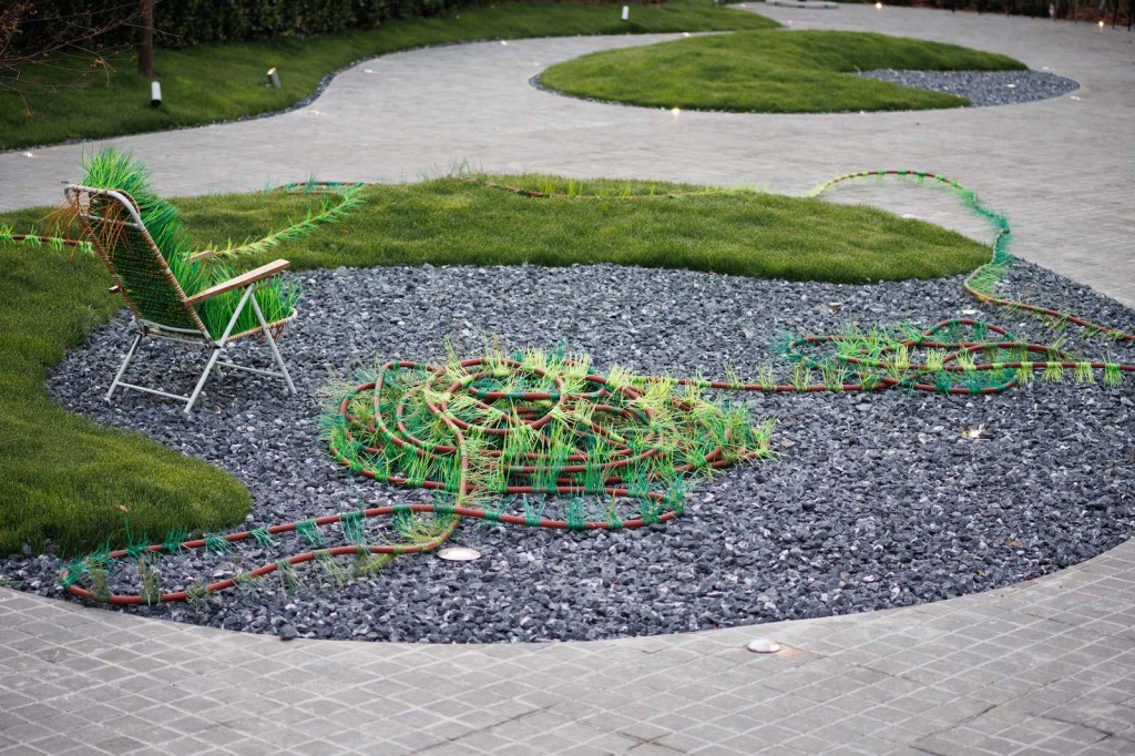 Jin Yanan's "Lawn (Size of ​​a Lounge Chair)", 2023, lounge chair, plastic zip ties, 75 x 53 x 110 cm. On-site at the exhibition "Jianghu: The Discrete Center". Courtesy of ZIAN Gallery