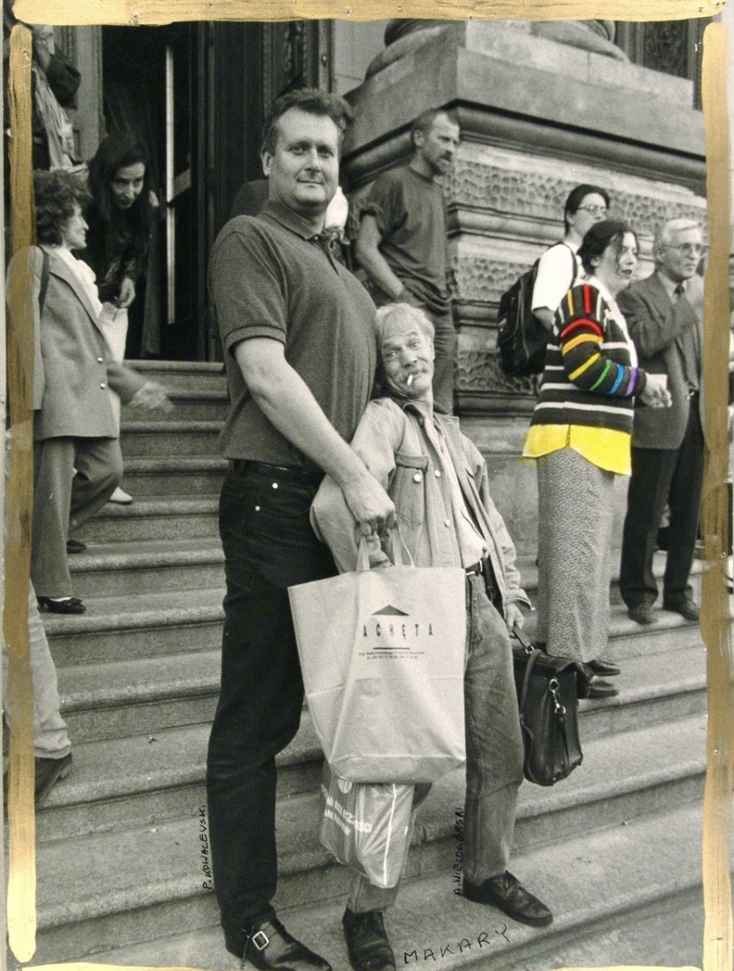 Paweł Kowalewski and Makary (Andrzej Wielogórski from Łódź Kaliska ) on the stairs of Zachęta – National Art Gallery in Poland, 1987. Photo: Zygmunt Rytka. Courtesy of Paweł Kowalewski.