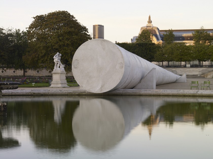 Adrian Villar Rojas, « Poems for Earthlings », in Tuileries Garden. Installation view. Photo : Marc Domage. SAM Art Projects - Palais de Tokyo, Paris.