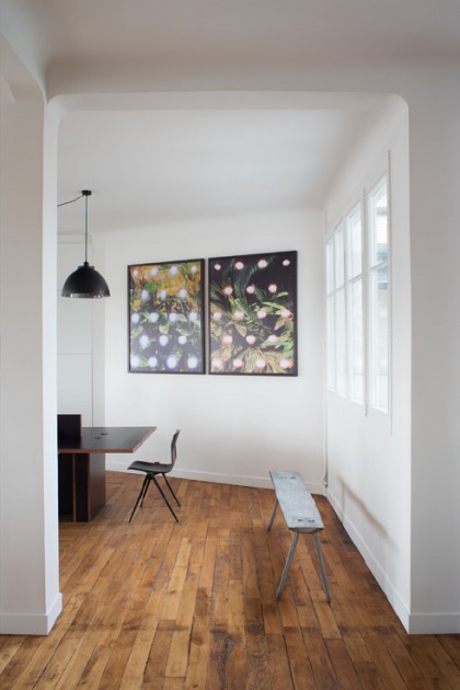 An artwork by Hannah Whitaker is above a bench by German artist Jurgen Drescher at the Communic'Art office. Photo: Jean-François Jaussaud. Courtesy of François Blanc.