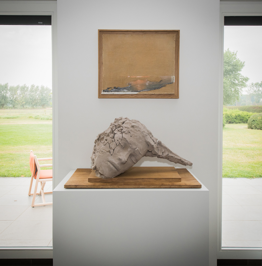 Painting by Marco De Sanctis; and sculpture by Mark Manders. Courtesy of Sabine and Rik Depla-Lantsoght.