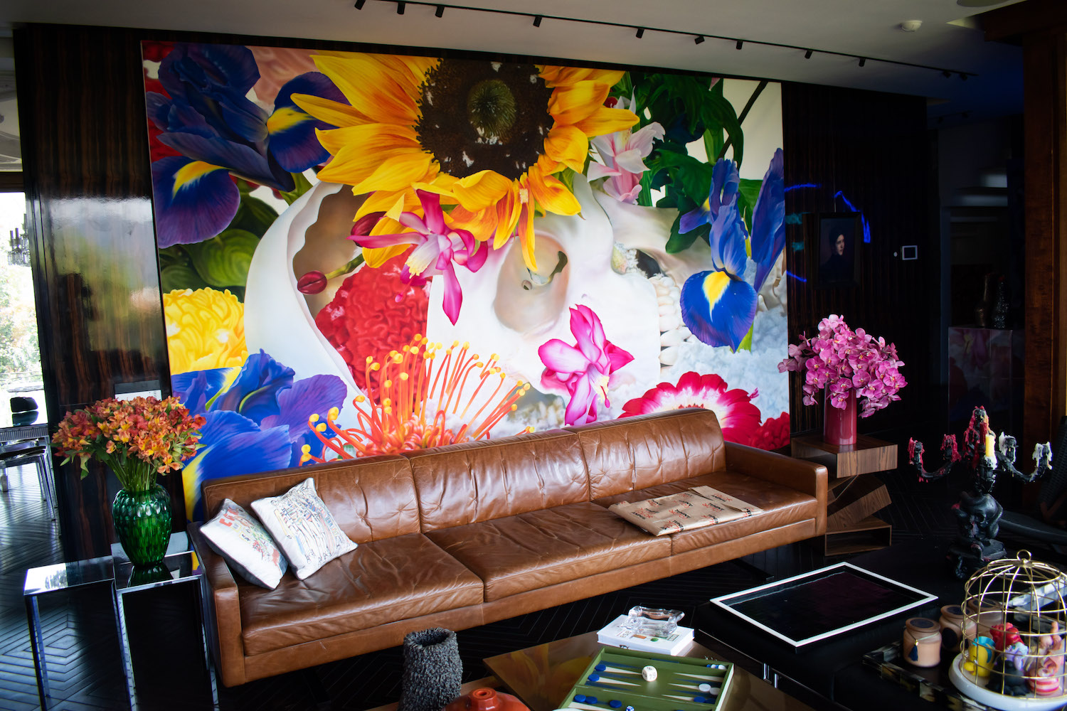 The living room brightened by Marc Quinn, “Easter Island”. Photo: Andrés Herrera. Courtesy of Juan Yarur.