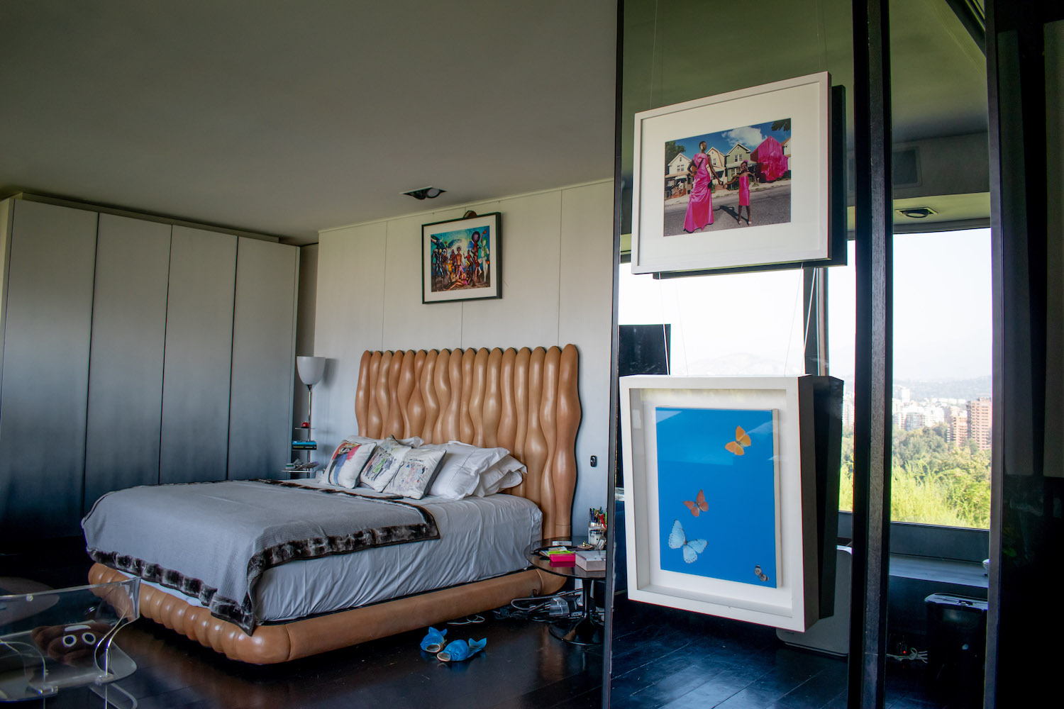 David LaChapelle, “Nativity”, “This is my House”; and Damien Hirst, “An Electrifying Blue Kiss". Photo: Andrés Herrera. Courtesy of Juan Yarur.