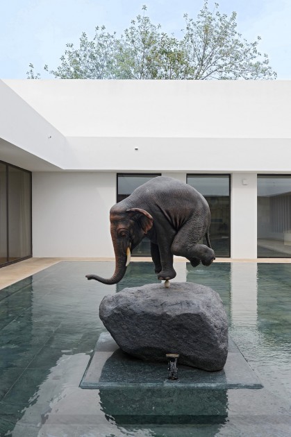 Artwork by Indian artist Sunil Gawde in the middle of an outdoor pool, Lazraq’s house in Casablanca. Courtesy of Othman Lazraq. © Lazraq Bret