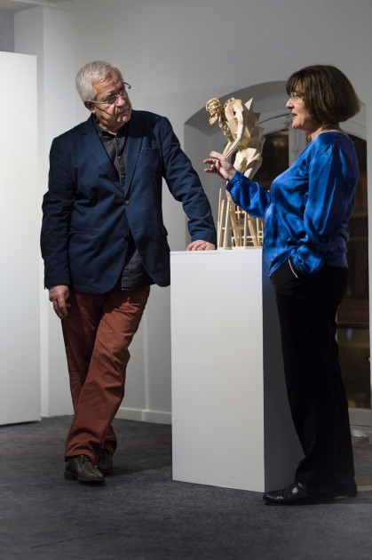 Evelyne et Jacques Deret in front of a work by Clément Bagot. © Salim Santa Lucia pour Le Chassis
