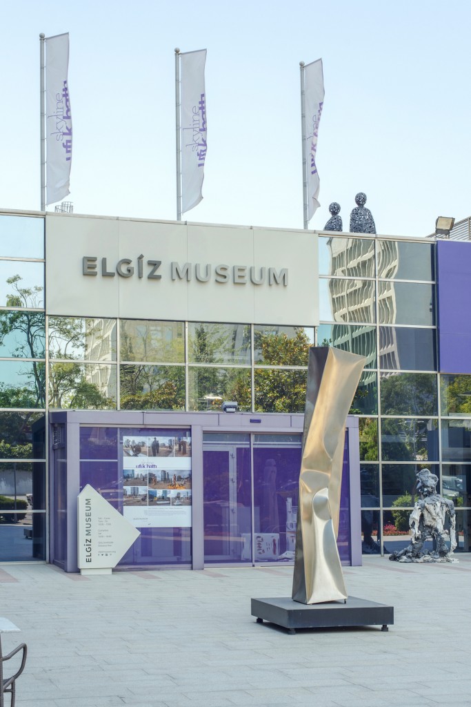 Elgiz Museum entrance with Ewerdt Hilgemann, Flamingo, 2001. Courtesy of Elgiz Museum.