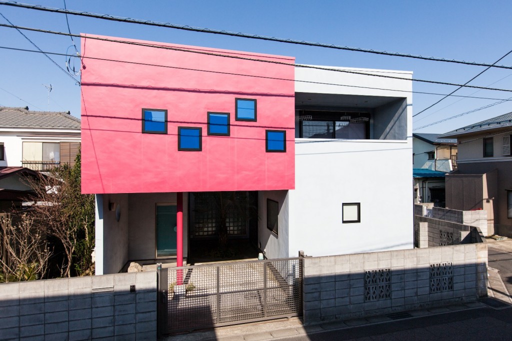 Façade of Daisuke Miyatsu's house. "Moment Dream House", ©Dominique Gonzalez-Foerster. Courtesy of the artist and Gallery Koyanagi, Tokyo. Photo by Yousuke Takeda.