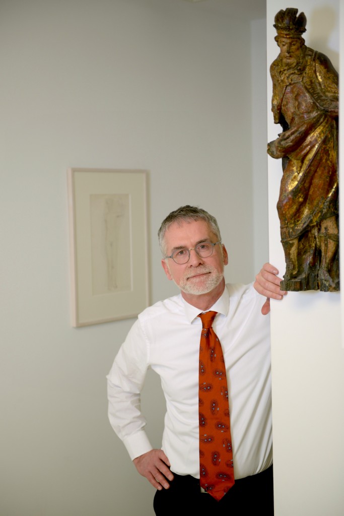 A wooden sculpture of an unknown king, probably Spanish 17th  century. In the back a drawing of young man from Gerhard Marcks.