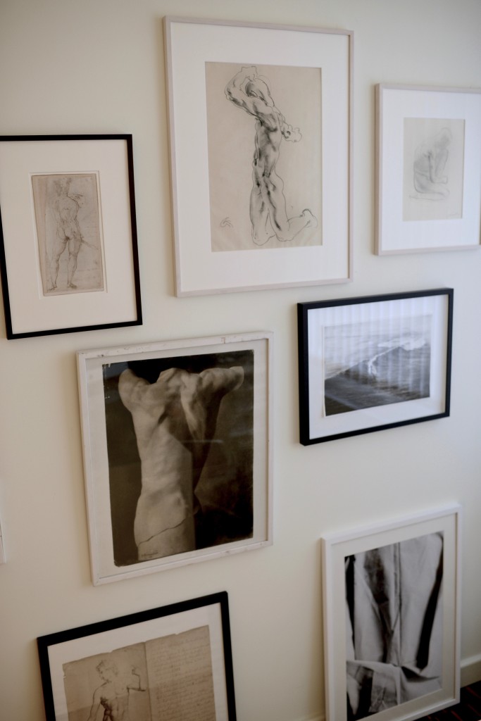 On the athletic wall, with pencil drawings by Georg Kolbe, Gerhard Marcks, Damian Cado and unknown artists from the 17-19th century. Standing below a photography by Jana Evers(2013) depicting nettle cloth. Courtesy of Prof. Dr. Berthold Rzany.