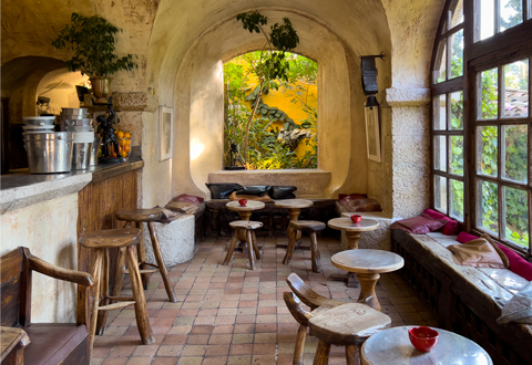 (c) La Colombe d'Or
