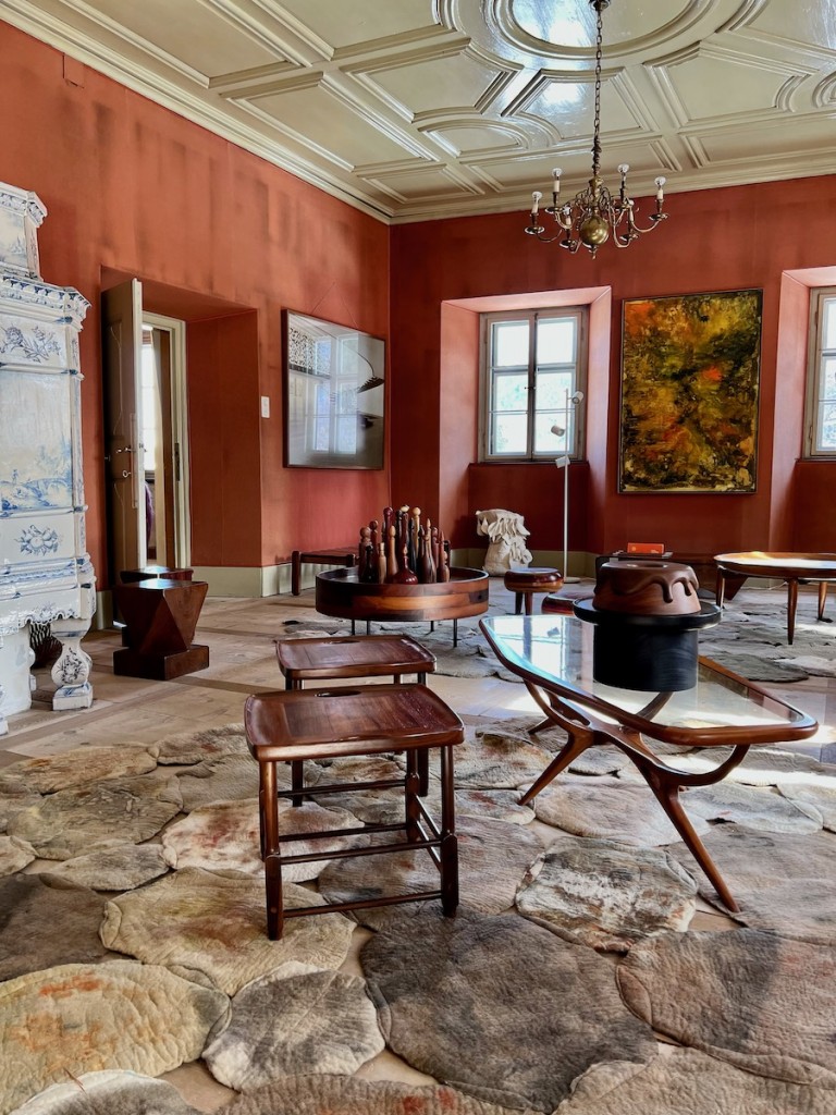 The Mercado Moderno presentation featuring Zanini de Zanine Caldas stools on the left and Magrini stools by Sergio Rodrigues on the right. Photo: James Lie