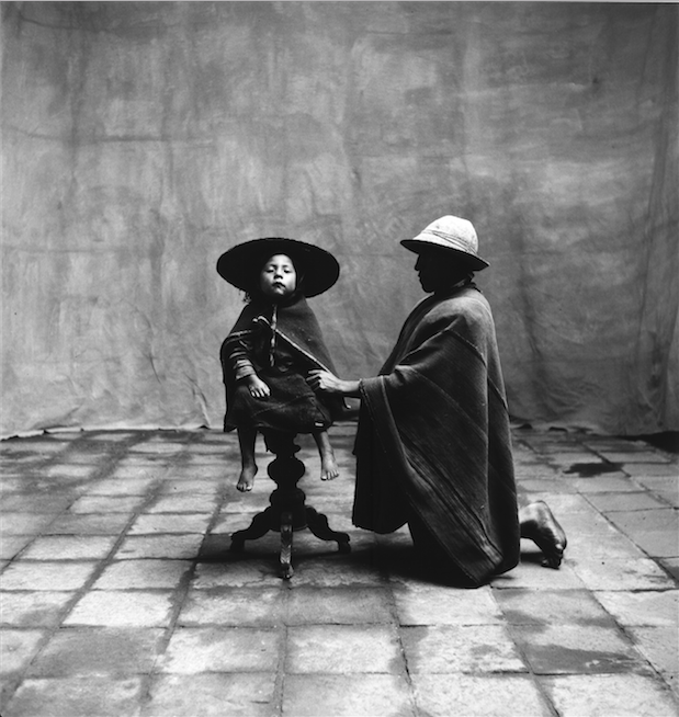 “Father Kneeling With Seated Child”, Irving Penn, 1948, 56 x 65 cm. Courtesy of Jan Mulder.