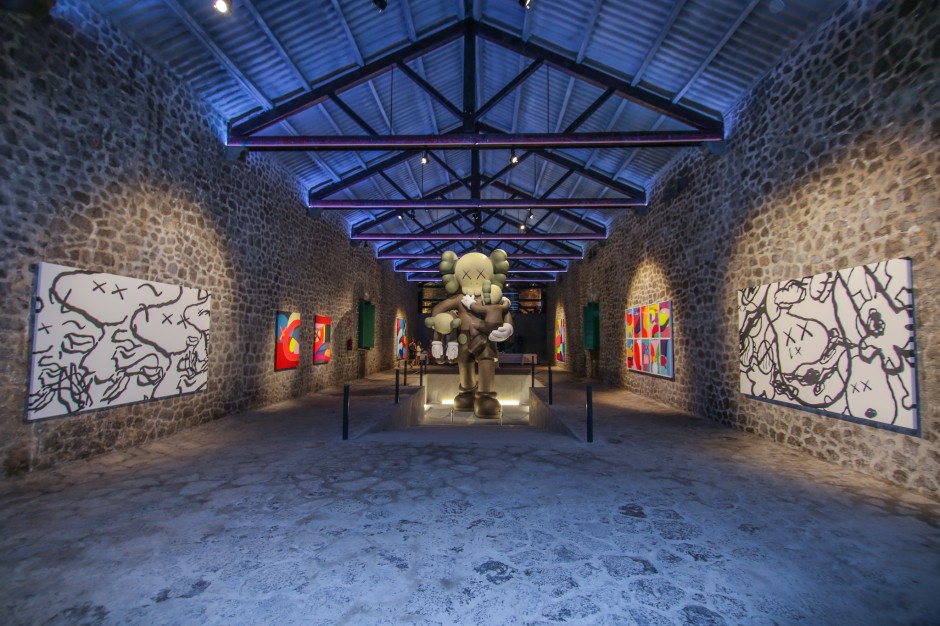 Lio Malca presents Kaws @ La Nave Salinas, Ibiza. Photo: The Vitorino. Courtesy of Lio Malca.