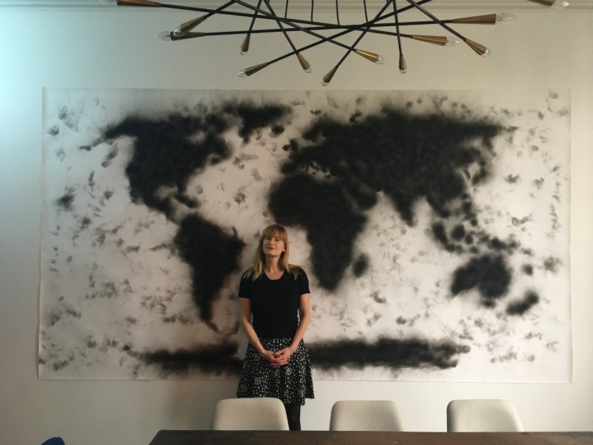 Sandra Hegedüs in front of a work by Mirca Cantor. © DR