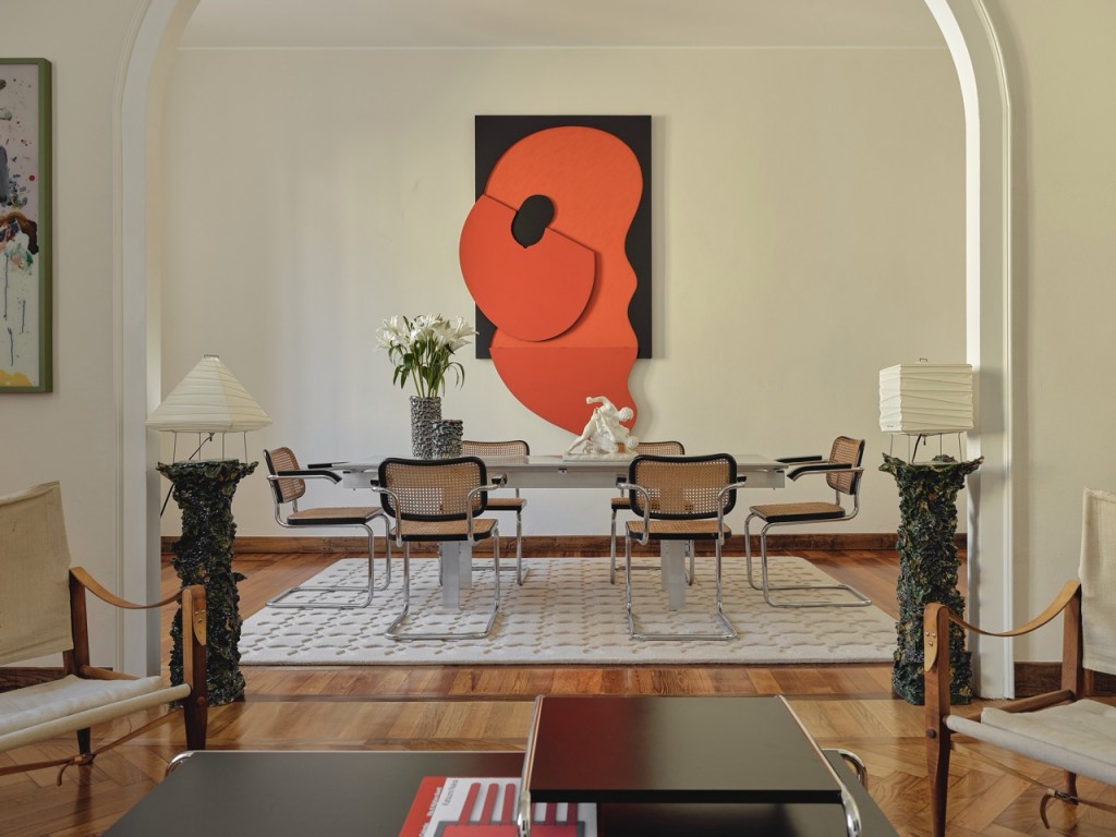 A work by Katsumi Nakai as the center piece in this dining room