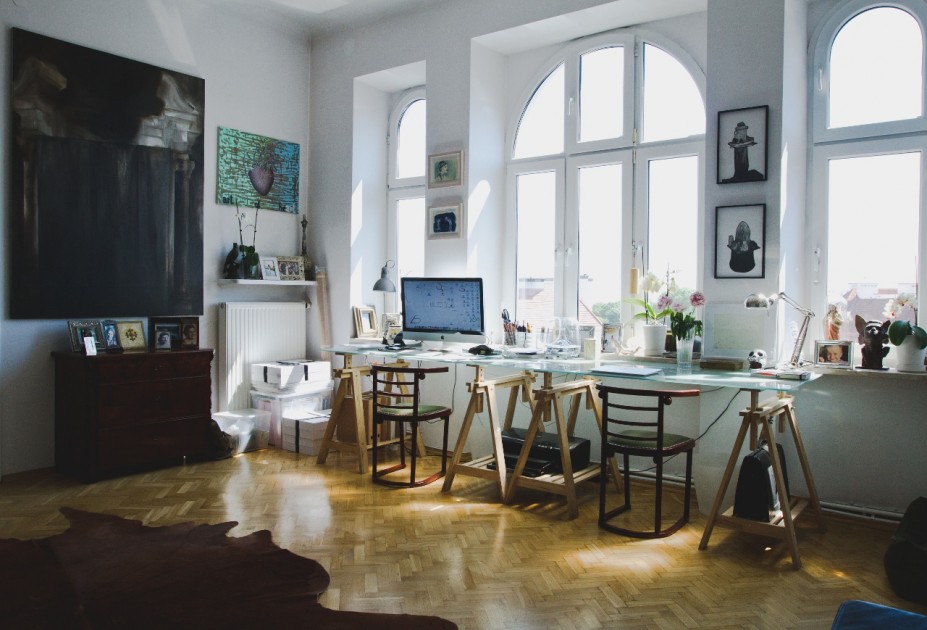 Pieces by Cyryl Polaczek, Zofia Nierodzinska, Pawel Eibel and Iza Tarasewicz fill up the sun-lit corner of the interior. Courtesy of Borowik Collection.