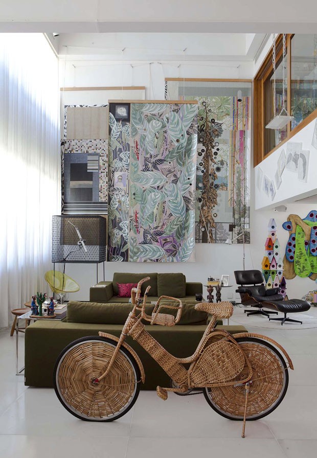 Another interior view of his apartment with Jarbas Lopes’ sculpture-bike. Courtesy of Fabio Szwarcwald.
