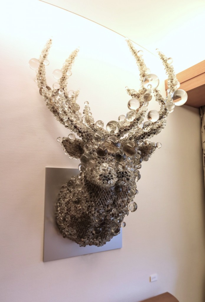 A work by Kohei Nawa at the home entrance. 