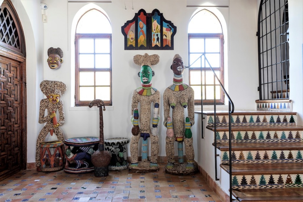 Composition of Bamileke figures, seats and a ceremonial palm wine vessel exhibited at the Hassan Fathy building, 1st floor landing. Photo: Francisco Ubilla