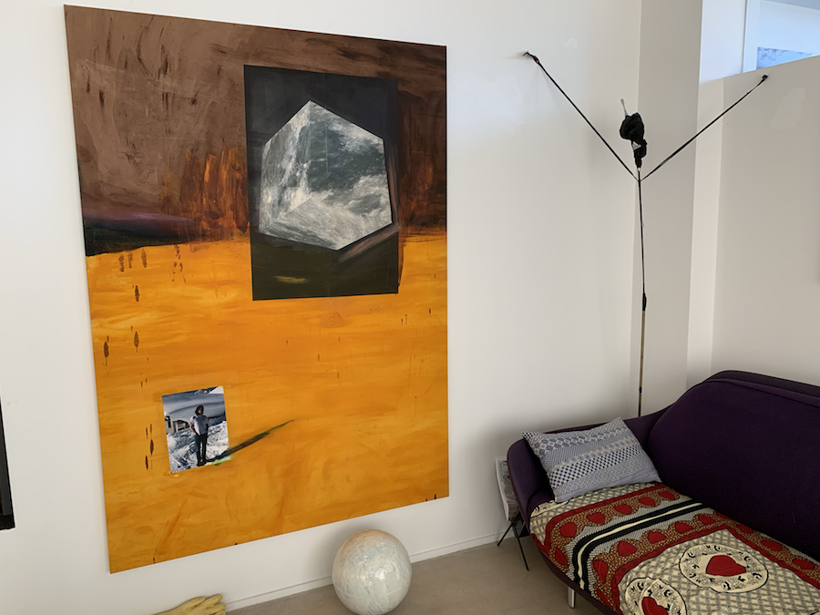 A piece by Tobias Spichtig on the left; on the floor: Michael E. Smith; and on the right, a work by Anne Imhof. Courtesy of Sébastien Peyret.