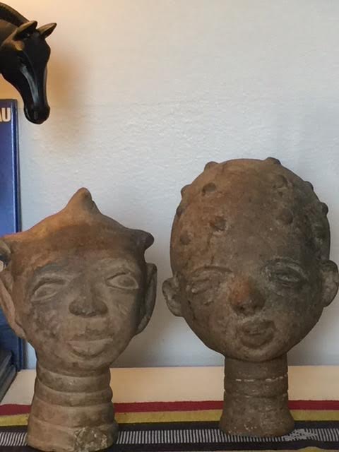 Two heads in terracota from the desert in Niger. Courtesy of Onofre Santos.